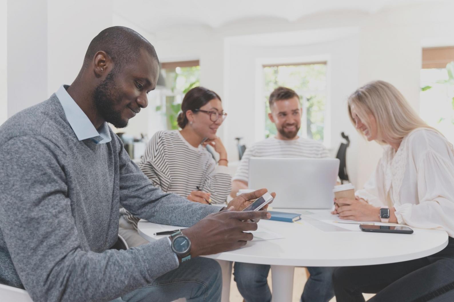 Espacio de trabajo moderno con herramientas financieras y elementos creativos organizados profesionalmente