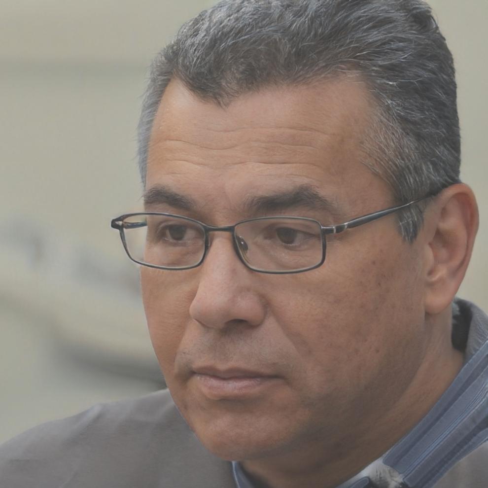 Retrato profesional de Carlos Mendoza, experto en finanzas creativas